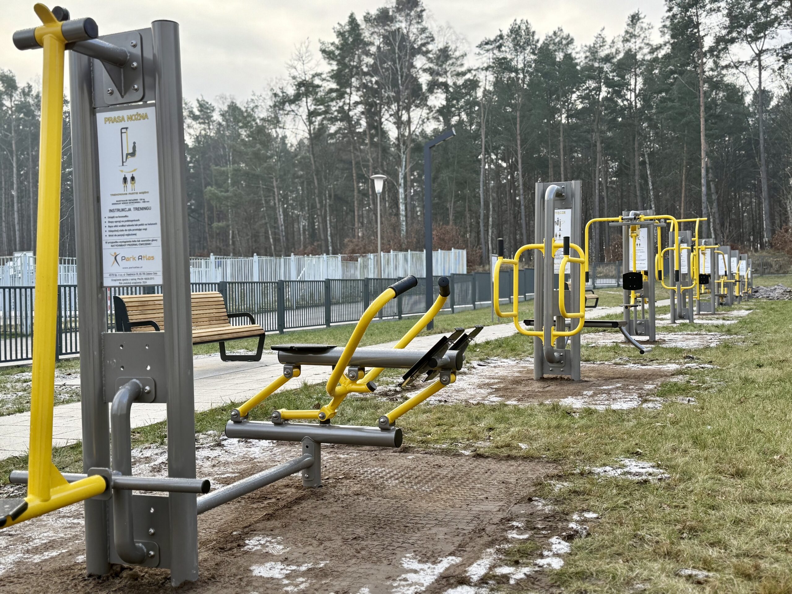 Urządzenia siłowni zewnętrznej pod chmurką